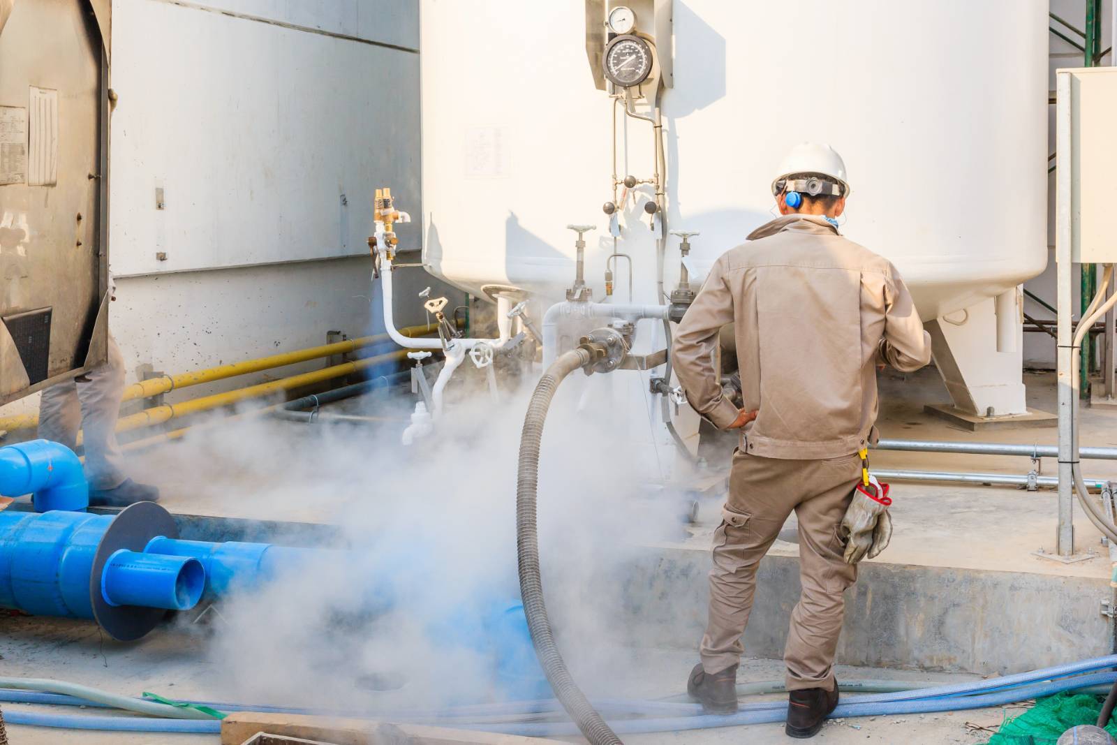 nitrogen-trucks-tanks-2